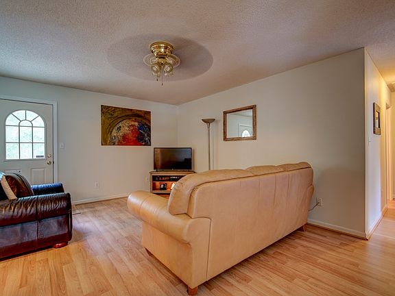 5th image of 428 Donna Ln
