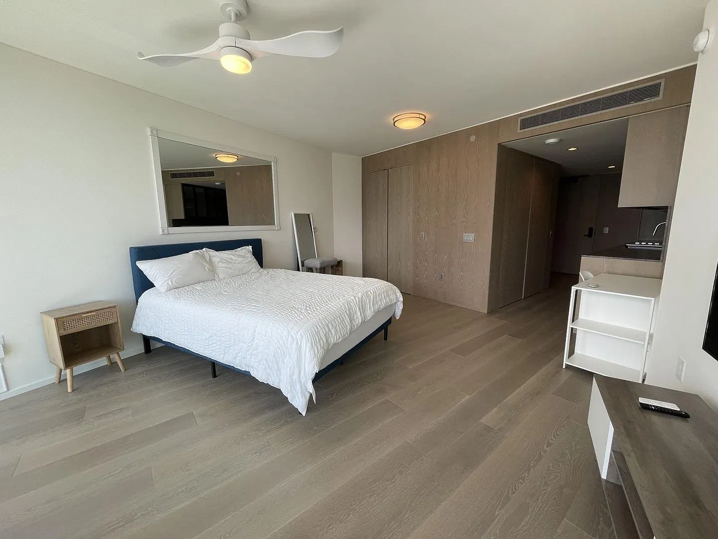 Koula #2405 (1 Bed, 1 Bath, 1 PKG) — Photo 1