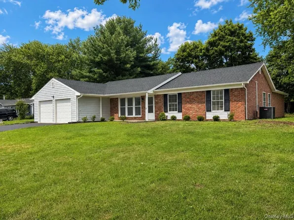 5 Orleans Green, Coram, NY 11727