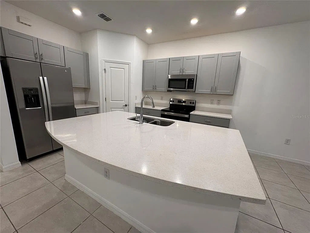 3 bed, 2.5 bath, 1334 sqft, $1,900 — Photo 3