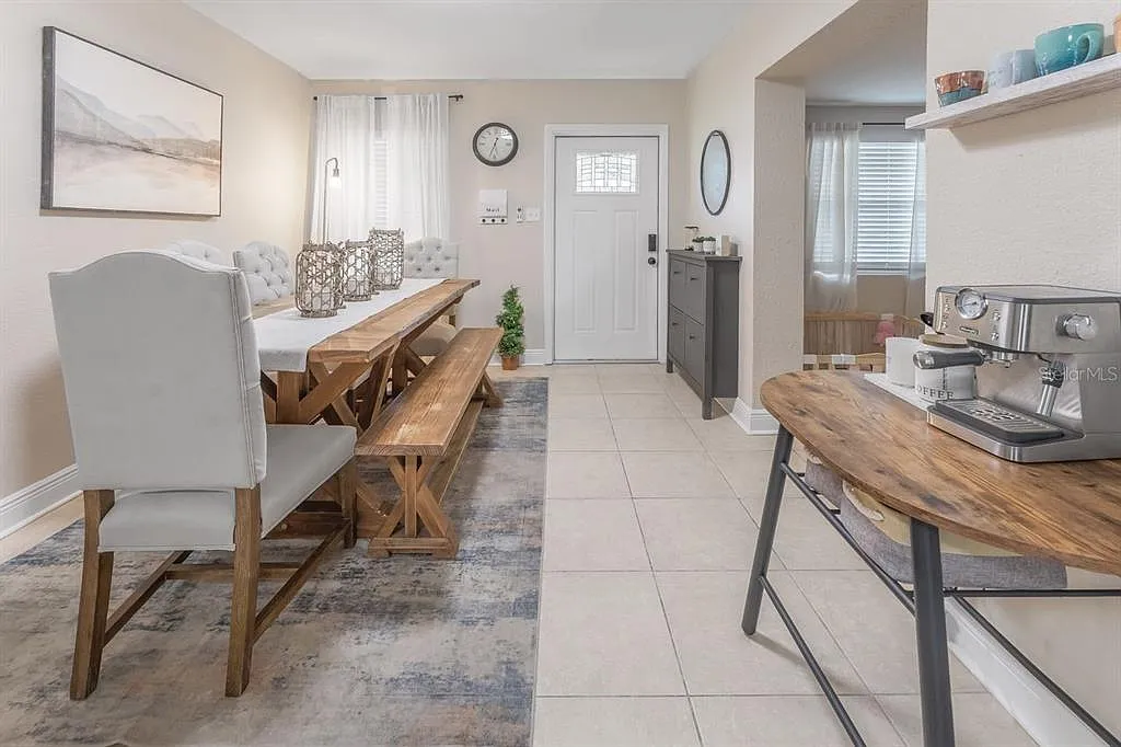 3 bed, 1.0 bath, 1035 sqft, $2,500 — Photo 3
