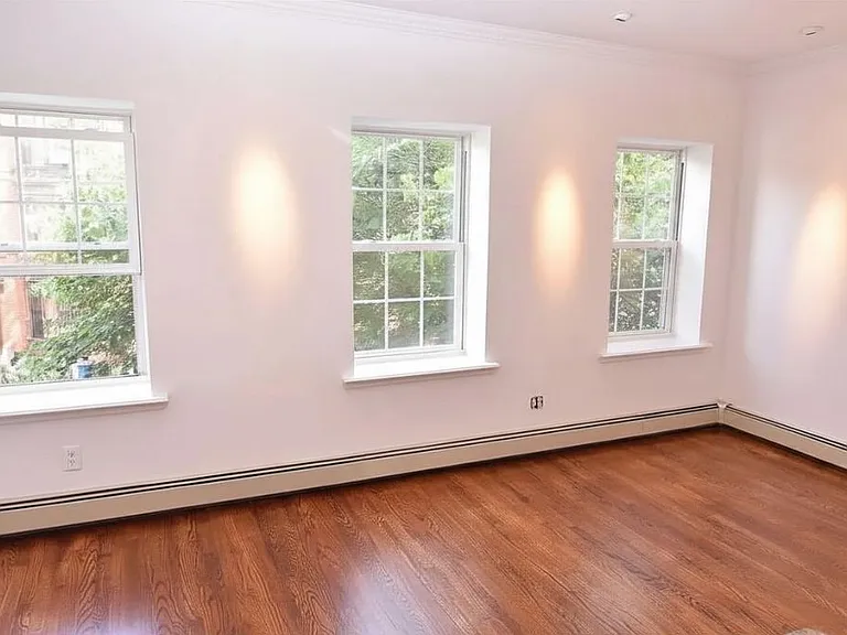 704 De Graw St #2 — Photo 5