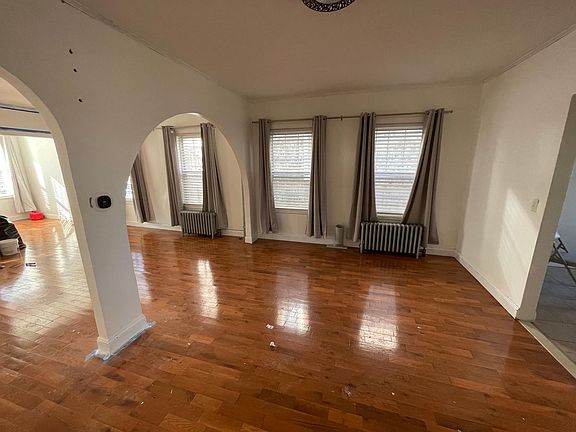 3rd image of 304 Sommerville Pl