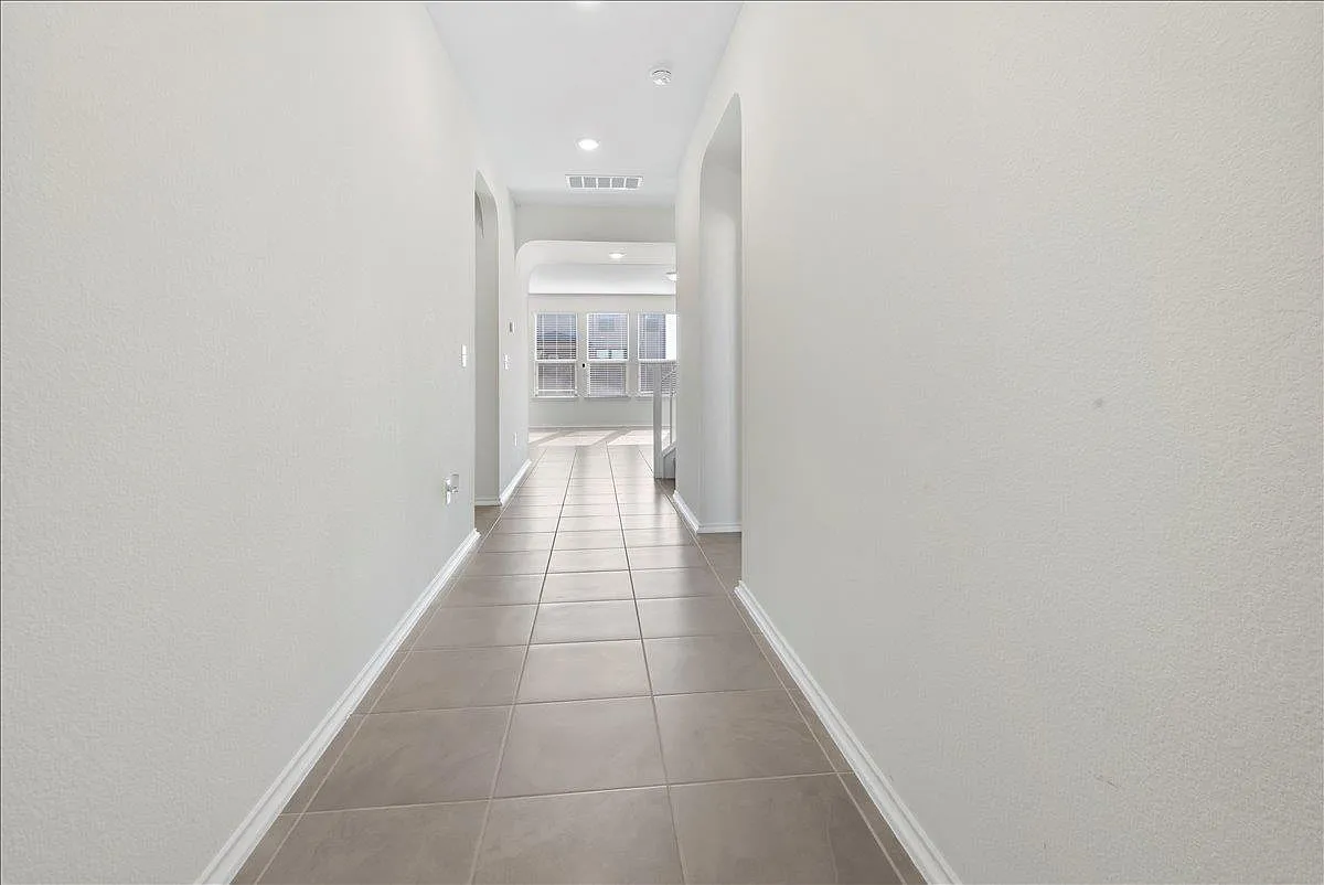 5 bed, 3.5 bath, 2891 sqft, $2,300 — Photo 4