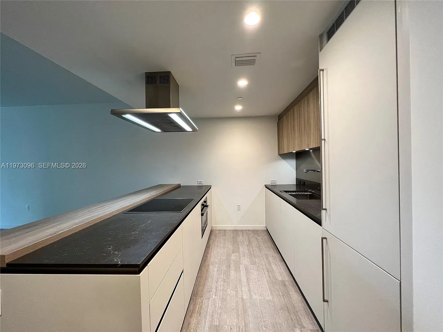 1 bed, 1.5 bath, 829 sqft, $4,700 — Photo 3