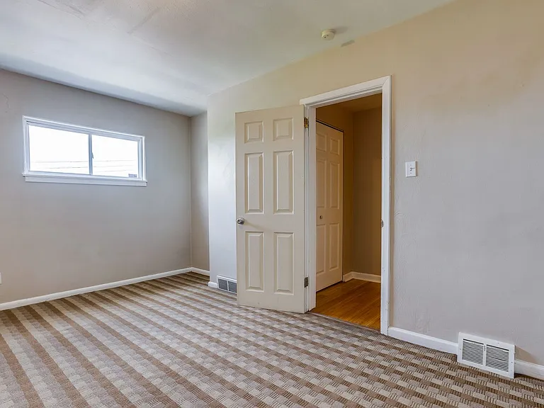 Great building with off street parking, views of the city, laundry on site! — Photo 27