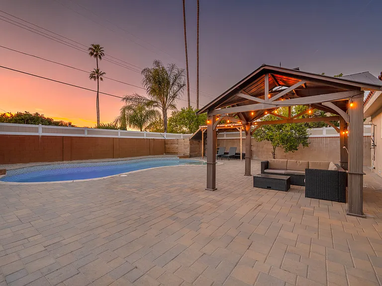 10146 Amestoy Ave — Photo 35