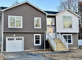 40 Saint George Dr, Shirley, NY 11967