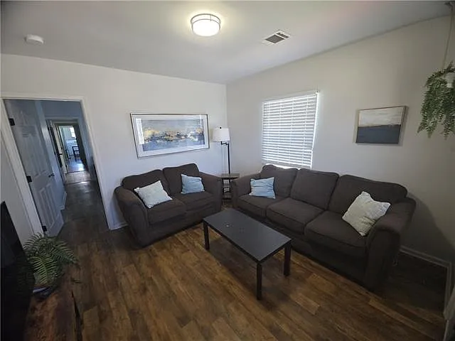 2 bed, 1.0 bath, 768 sqft, $1,300 — Photo 2