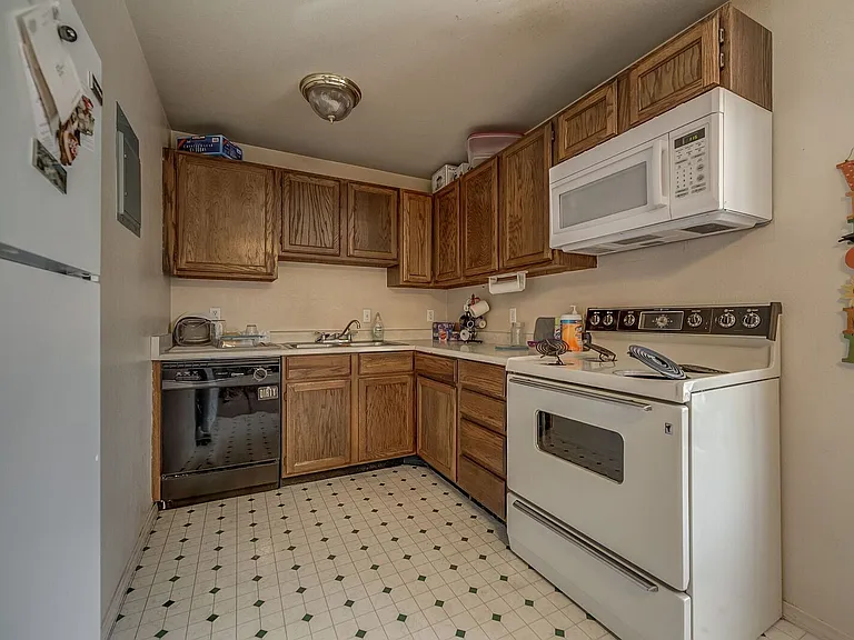 718 W 1720 N #328 — Photo 3