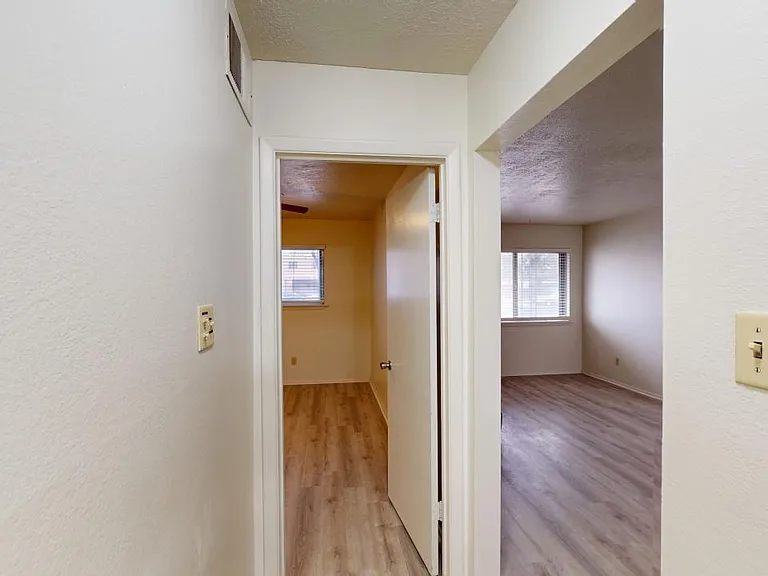 Fully Loaded, Contemporary 1 Bedroom Apartment w/ Yard in Ridgecrest — Photo 13