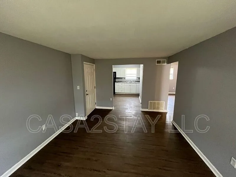 2 bed, 1.0 bath, $750 — Photo 2