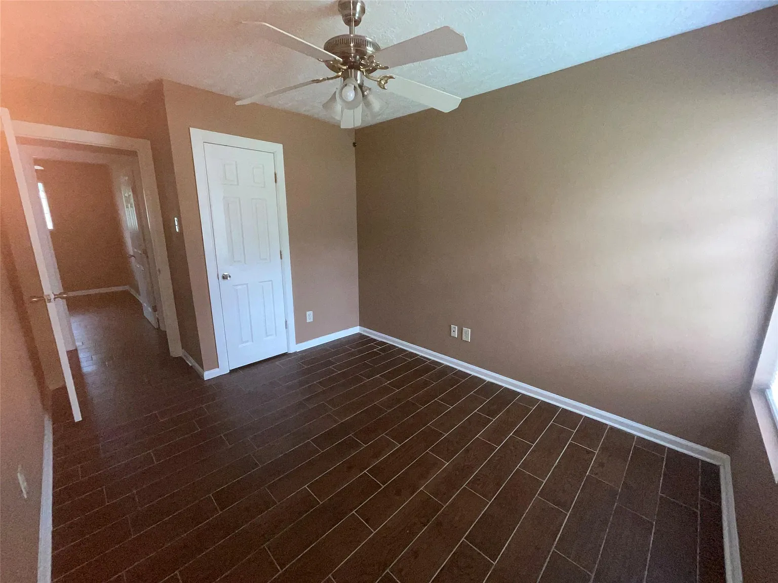 5 bed, 1.5 bath, 1275 sqft, $1,750 — Photo 2