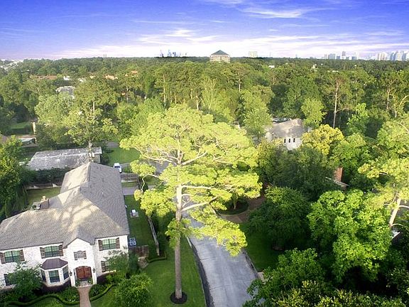 3rd image of 8330 Hunters Creek Dr