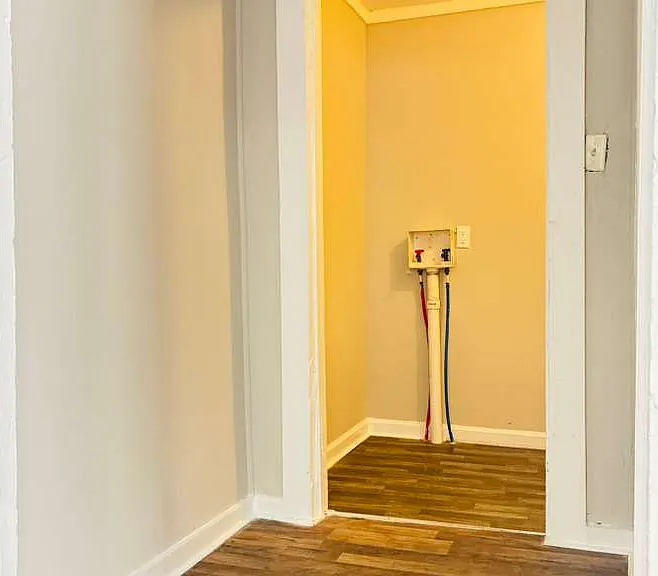 321 N Poplar St — Photo 23