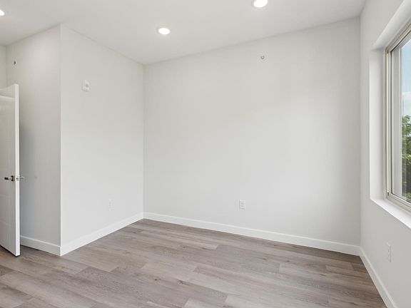 4th image of 2226 N Franklin St #4