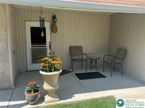 5137 Fornaciari Dr, Whitehall, PA 18052