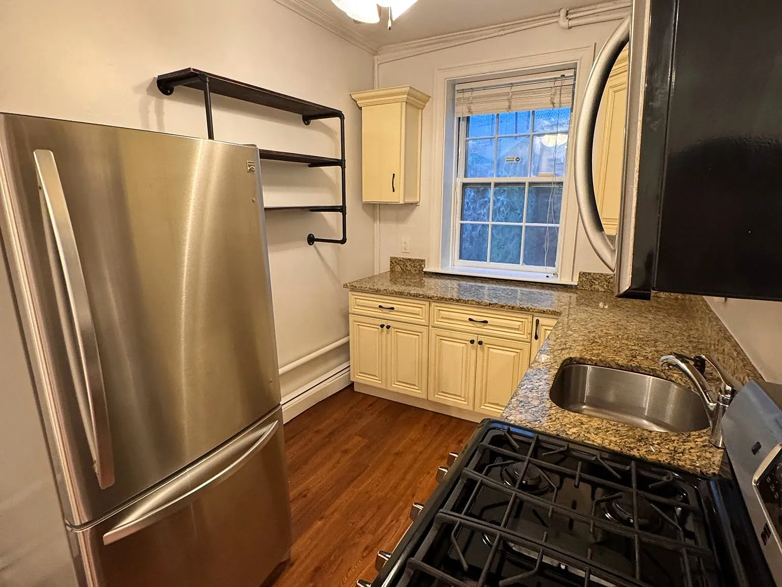 2 bed, 607 sqft, $3,000 — Photo 3