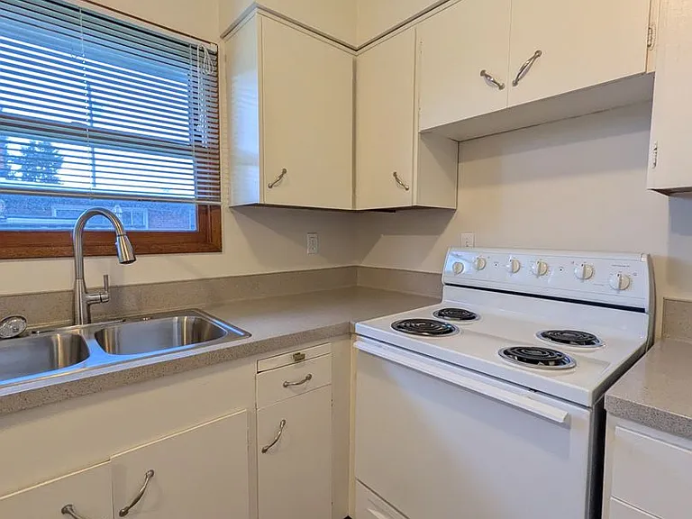 Bel Air Apartments — Photo 17