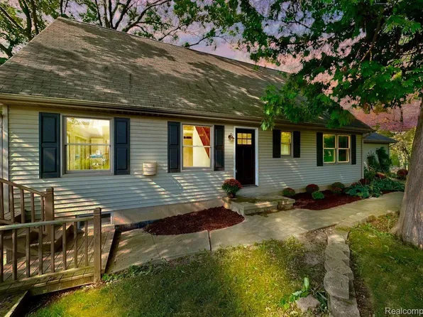 1111 Lakeshore Dr, Columbiaville, MI 48421