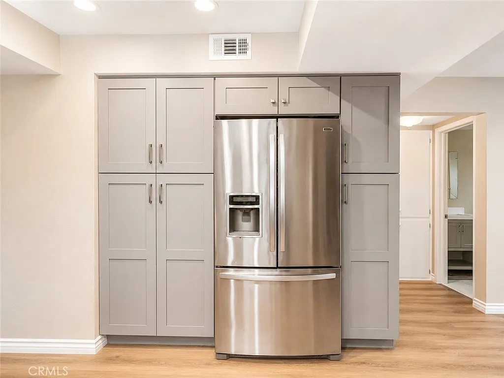 4 bed, 2203 sqft, $5,600 — Photo 3