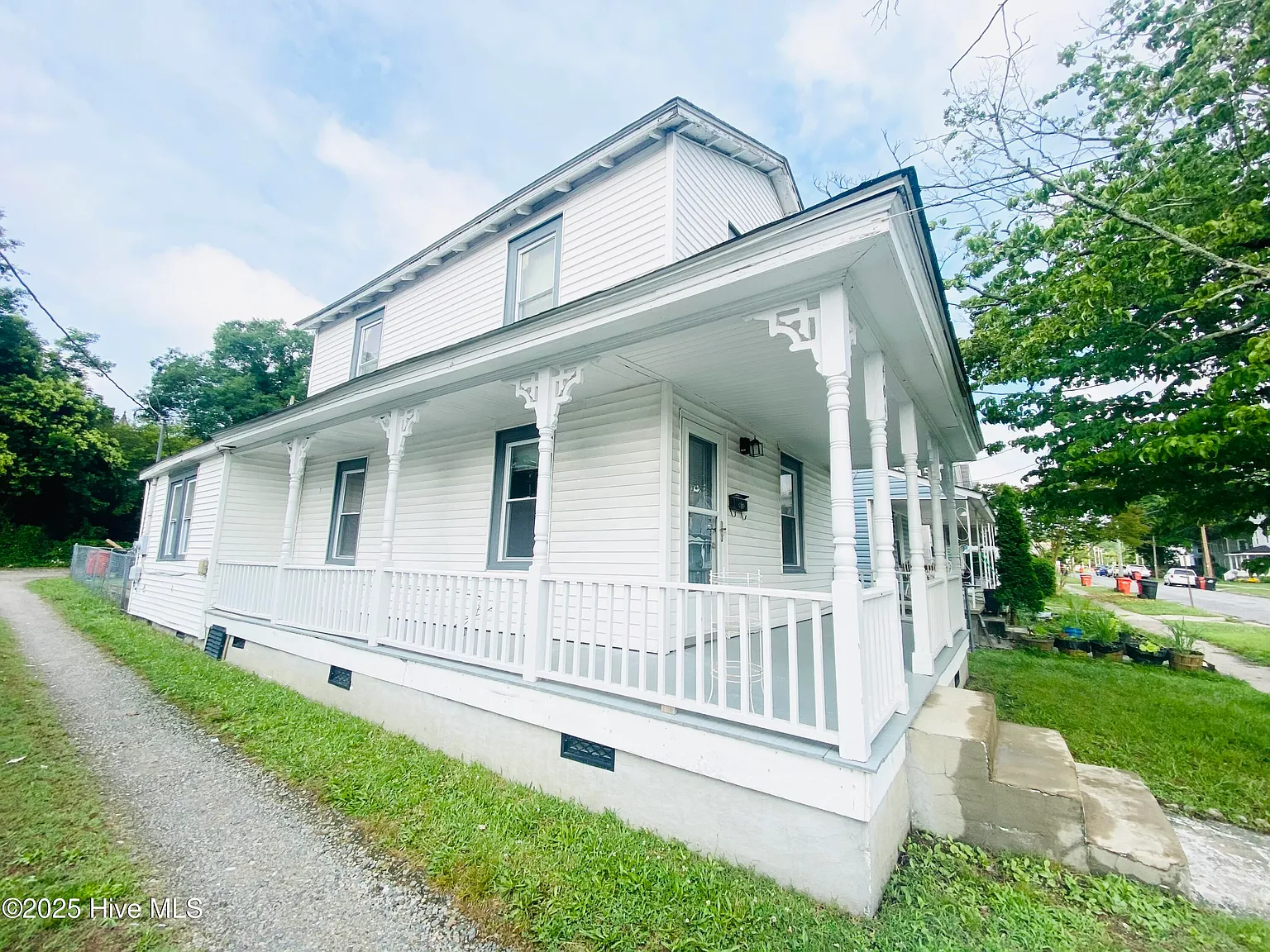 2 bed, 1.0 bath, $1,217 — Photo 2