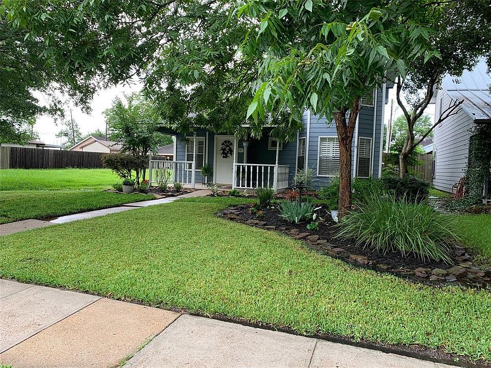 Meticulously Maintained Home in the Heart of Clear Lake...NO FLOODING!