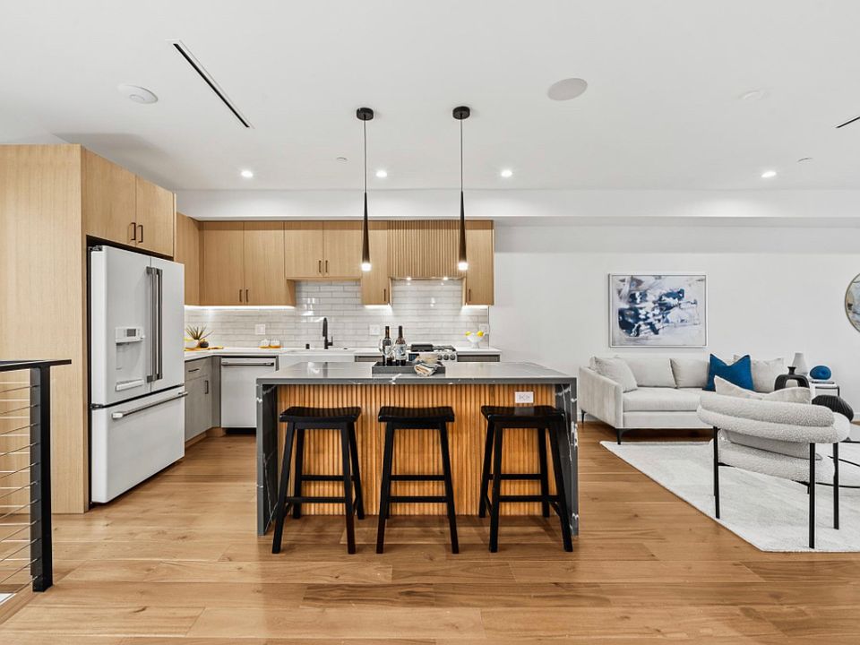 1st image of 1327 N Fuller Ave #1