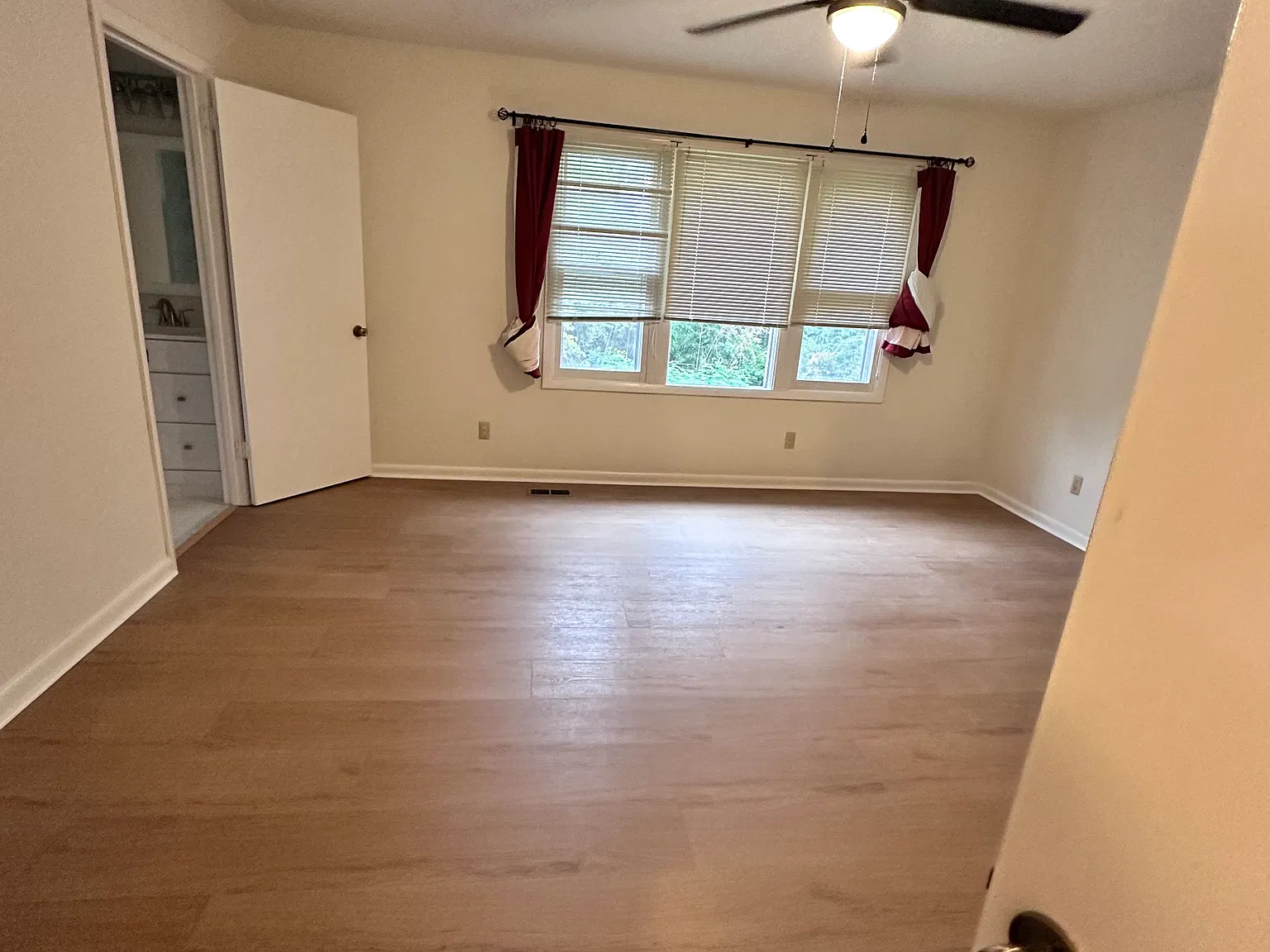 4 bed, 2190 sqft, $3,900 — Photo 2