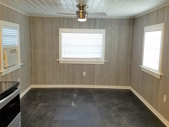 3rd image of 609 W Park St #1/2