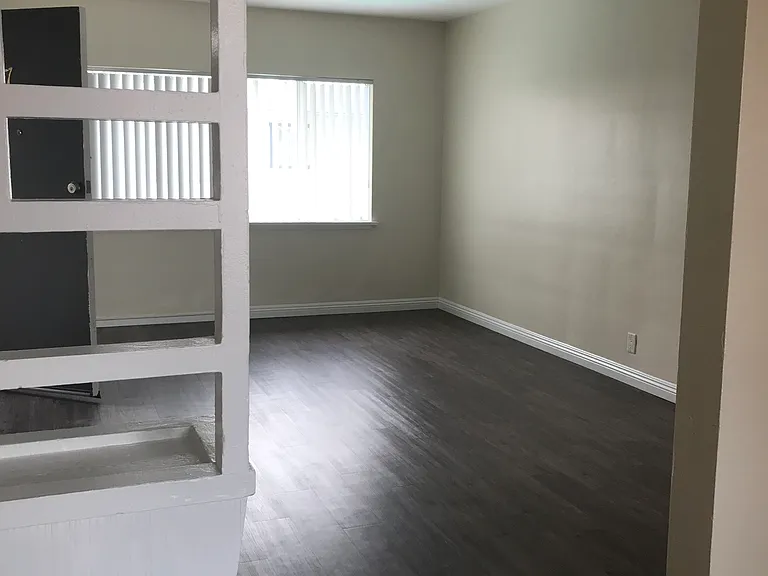 Chateau Laurel Apartments — Photo 8