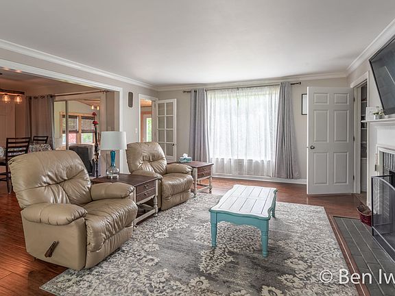 4th image of 524 Twin Lakes Dr NE