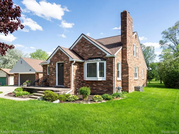 690 E Lovell Dr, Troy, MI 48085