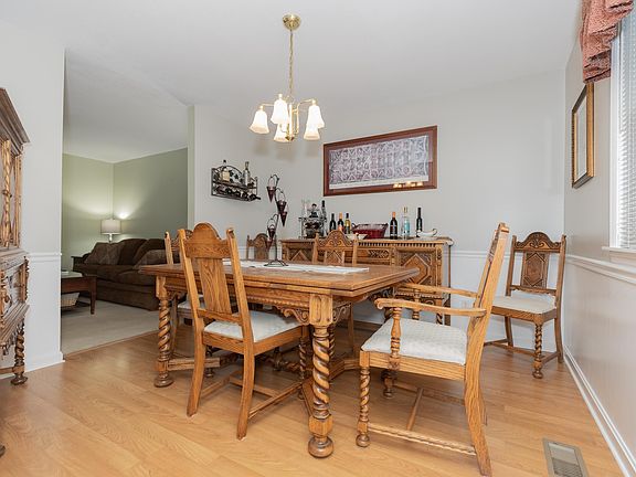 5th image of 615 Crestmont Dr