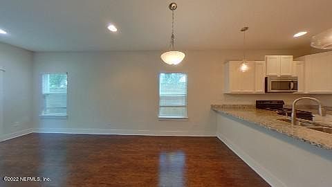 3rd image of 422 10th Ave S