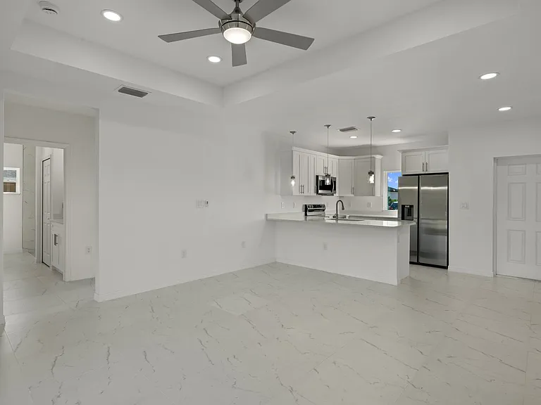 748 Foxtail St E — Photo 2