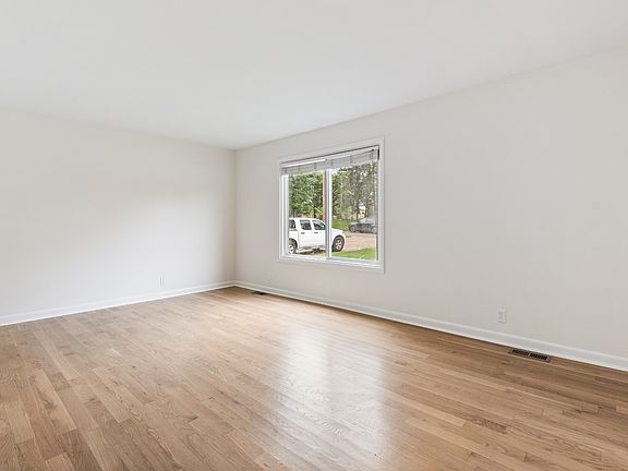 5th image of 522 Doral Country Dr