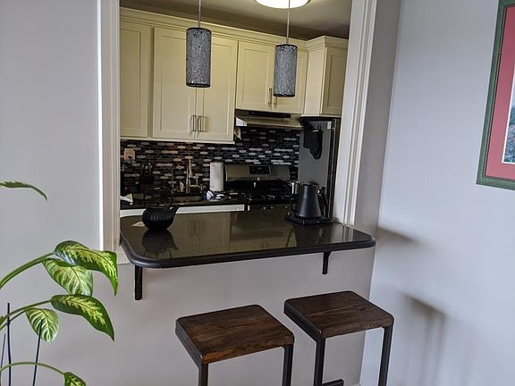 3rd image of 4 Fordham Hill Oval APT 4