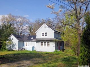 380 Centre Ave, Lindenhurst, NY 11757