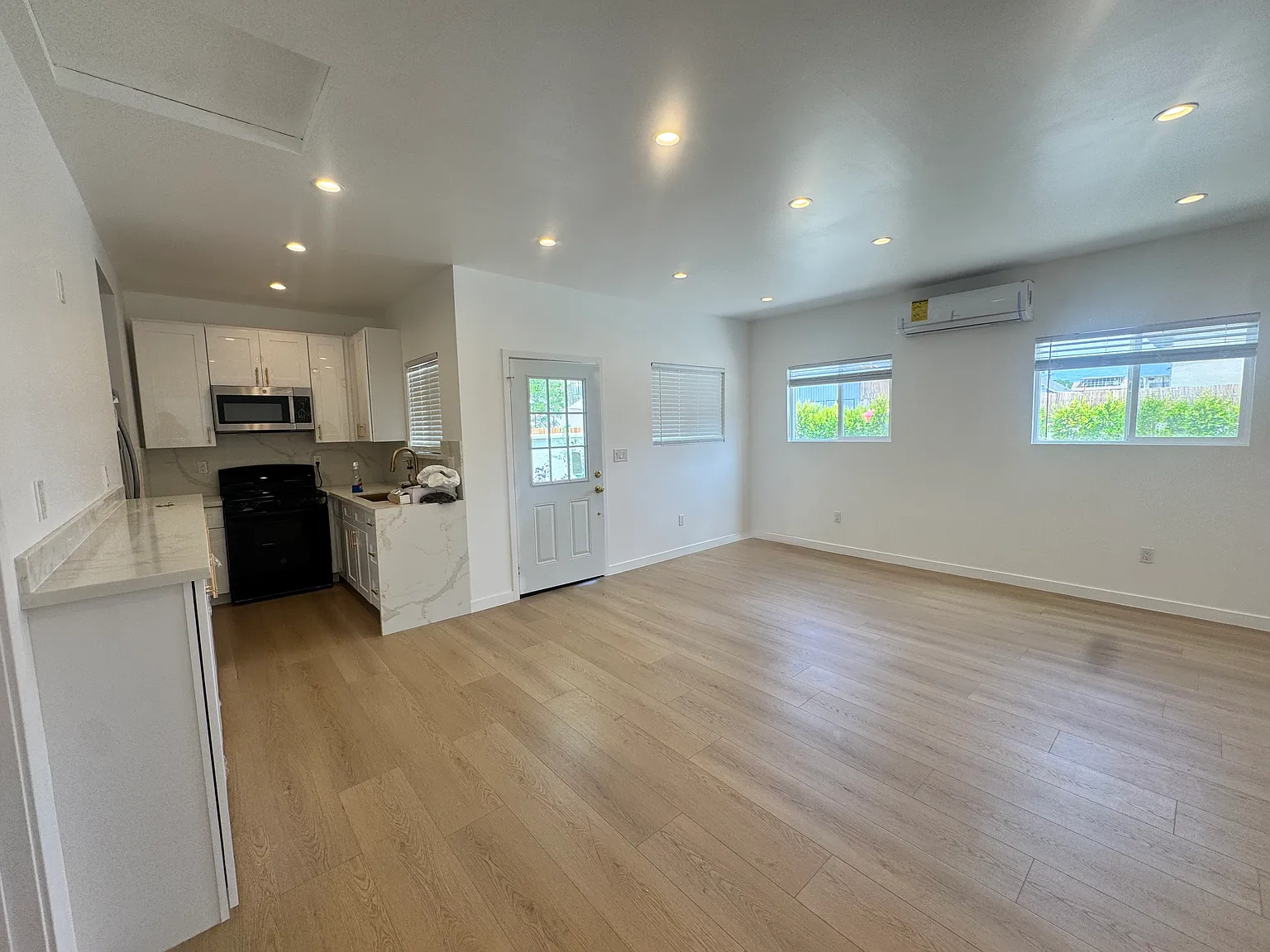 2 bed, 737 sqft, $4,000 — Photo 3