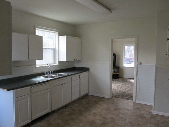 2nd image of 185 E 15th St