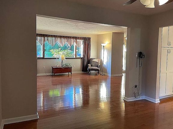 3rd image of 727 Saint Paul St
