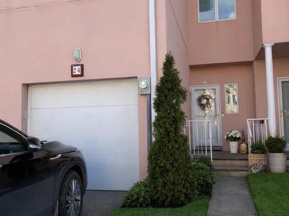 24 Harbour Ct, Staten Island, NY 10308