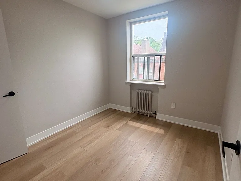 1689 Victoria Park Ave — Photo 8