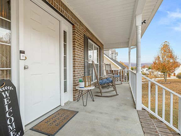 4th image of 55 Elaine Dr