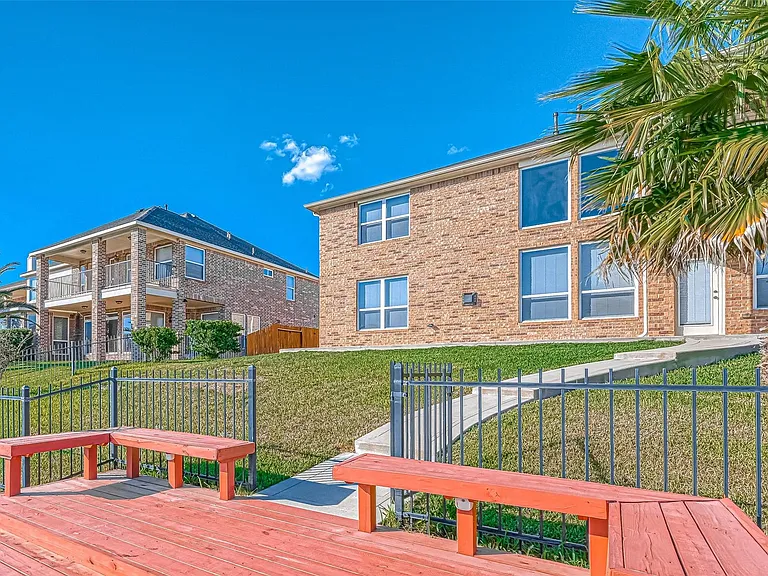 17827 Circular Quay Ln — Photo 48