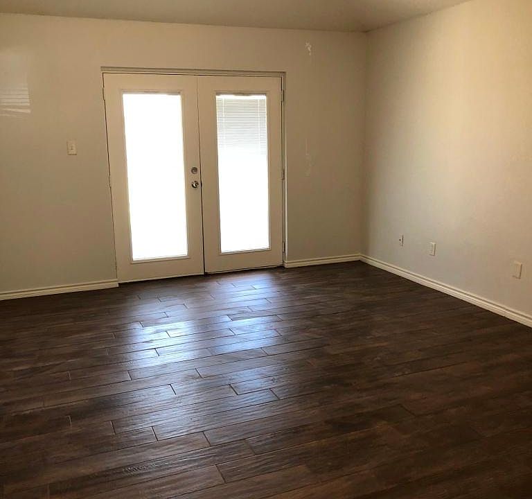 2nd image of 208 Hackberry Dr