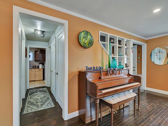 5th image of 9941 Herrick Ave
