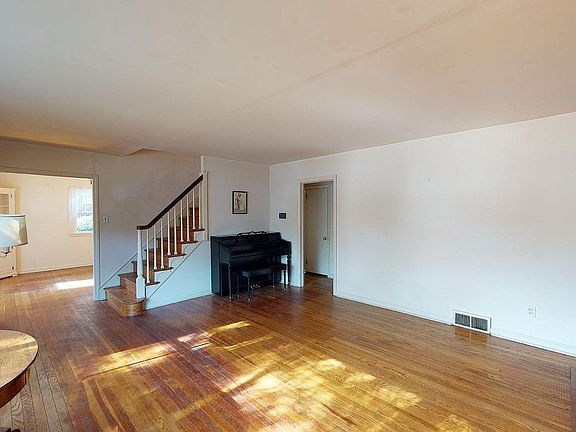 5th image of 132 Clemson Rd