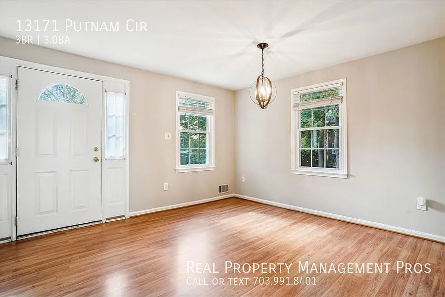 Bright & Updated End-Unit Townhome — Photo 4